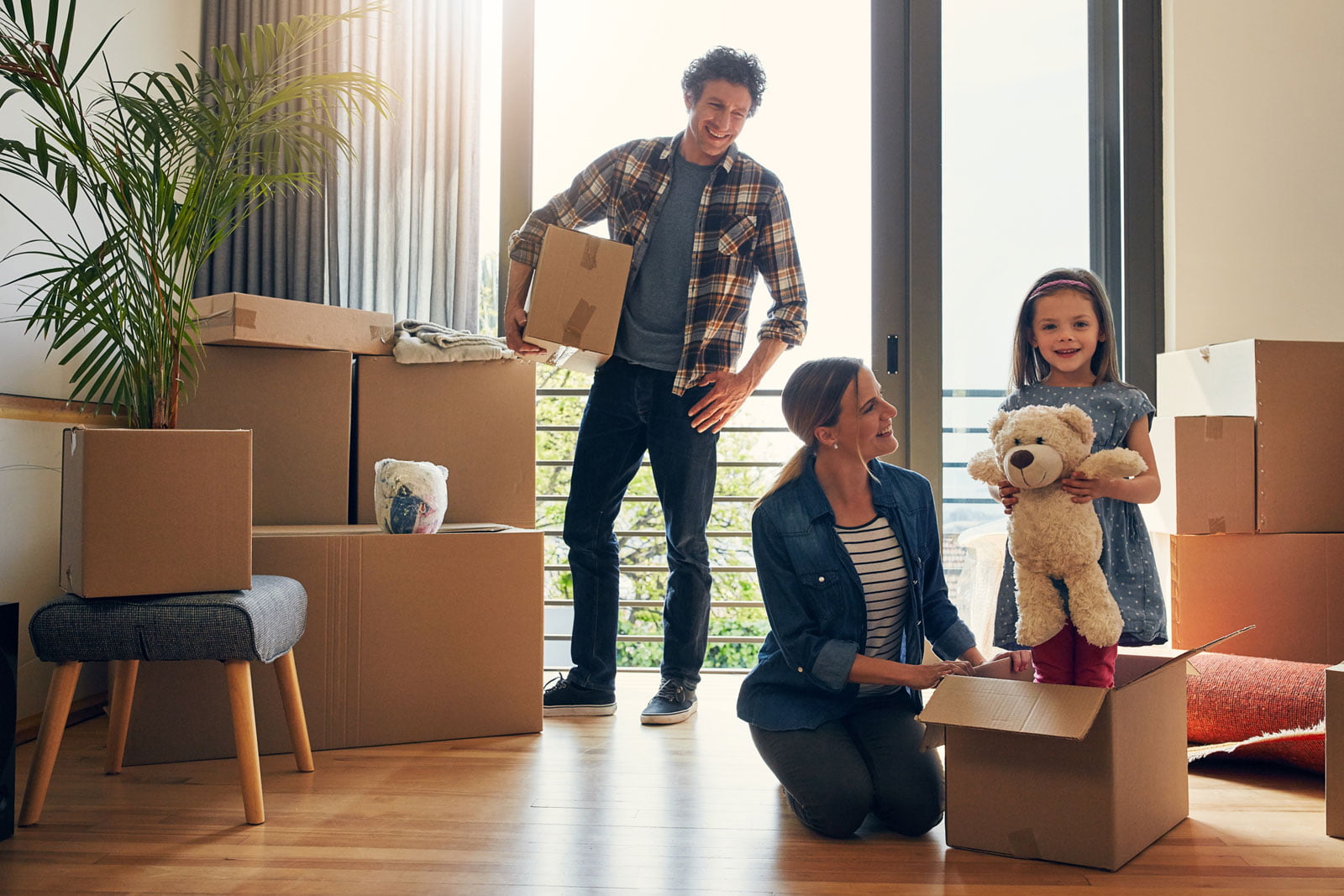 Famille qui amenage dans leur nouvelle maison.